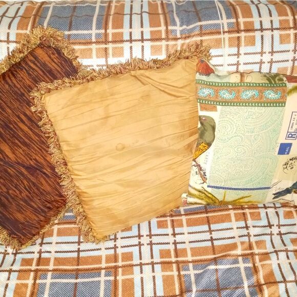 1 pillow   - Picture 5 of 8